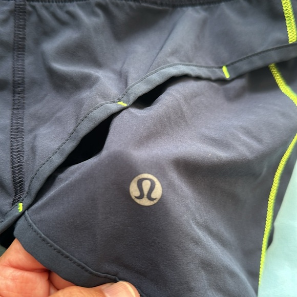 Lululemon speed shorts 2.5” size 6 - Picture 4 of 6